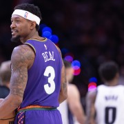 起飞？美记：密切关注！快船有机会签下比尔并迎回最后一舞的保罗