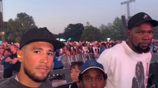 还搁一块呢?杜兰特与前队友布克同框现身伦敦Wireless音乐节